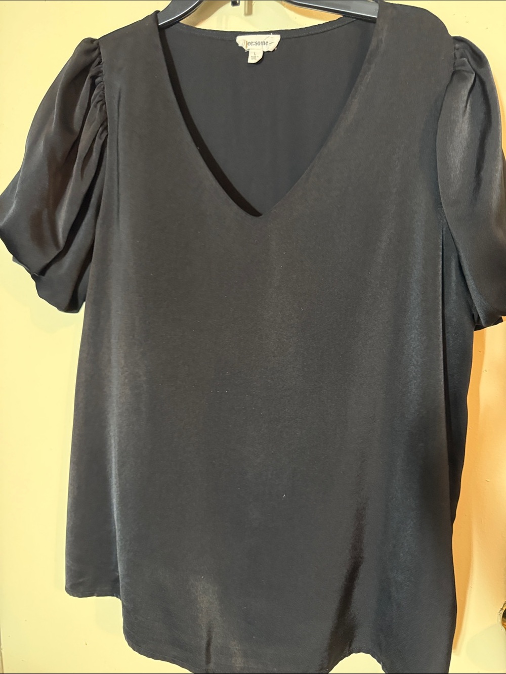 eesome Black V-Neck Puff Sleeve Blouse